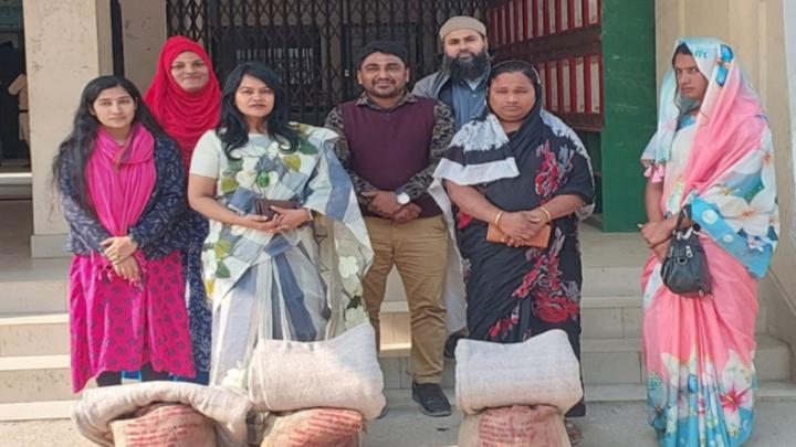 আলফাডাঙ্গায় তৃতীয় লিঙ্গ জনগোষ্ঠীর পাশে প্রশাসন, শীতবস্ত্র  বিতরণ